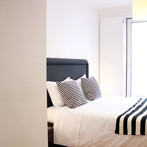 Joivy Modern 1-bed With Terrace, Moments From Sao Bento Palace Apartment
